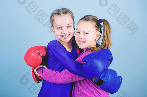 体育运动成功友谊锻炼小女孩拳击手运动服装冲基因敲除健身饮食能源健康快乐孩子们运动员拳击手套培训拳击技能