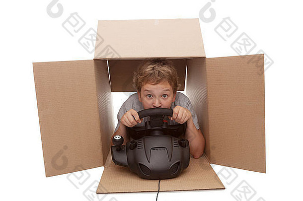 boy-driver纸板盒子孤立的白色