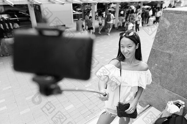 年轻的美丽的旅游女人探索城市曼谷