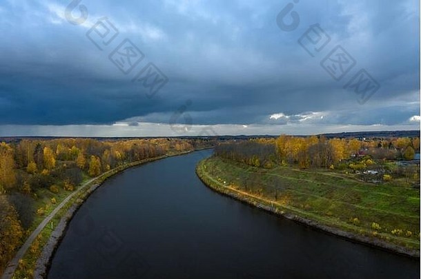 空中视图莫斯科运河多雨的秋天晚上