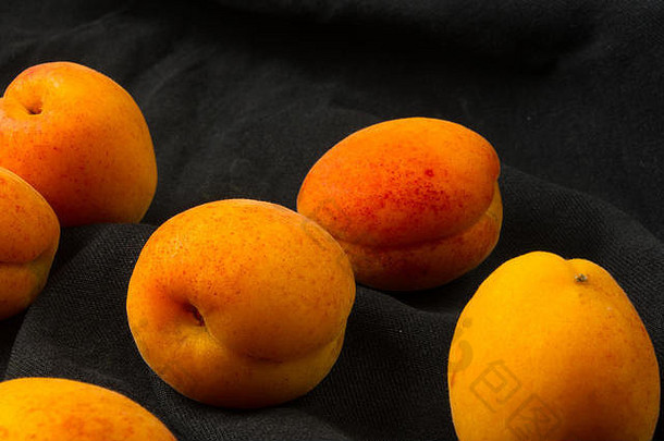 新鲜的成熟的杏子红色的板黑色的背景特写镜头