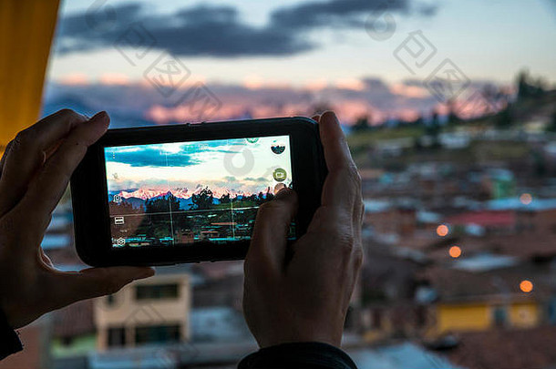 视图人采取照片手机科迪勒拉华瓦什高建筑chiquian秘鲁