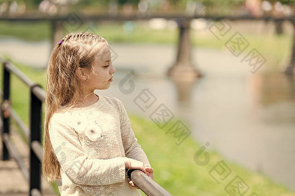肖像可爱的快乐可爱的公主女孩长金发女郎卷曲的头发夏天阳光明媚的一天