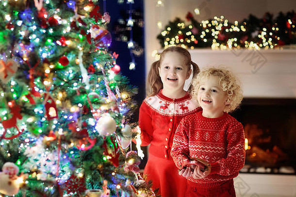 孩子们圣诞节树壁炉圣诞节夏娃<strong>家庭</strong>孩子们庆祝圣诞节首页男孩女孩匹配毛衣装修圣诞节