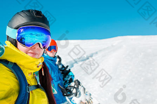 全景照片快乐的夫妇滑雪板背景雪山