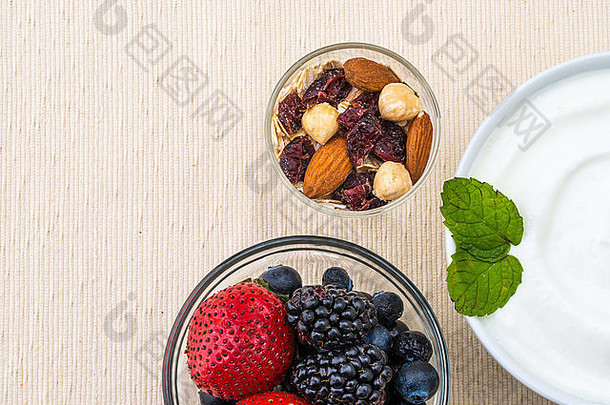 健康的早餐酸奶浆果坚果节食牛奶什锦早餐