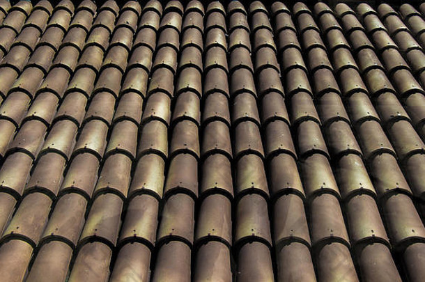 背景屋顶瓷砖使色彩斑斓的粘土
