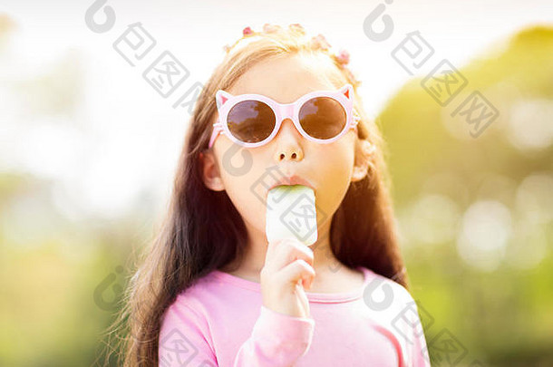 快乐女孩吃冰棒夏季