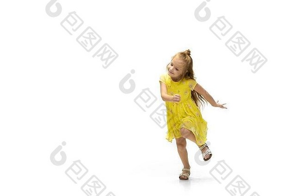 快乐孩子情感高加索人女孩跳运行孤立的白色背景快乐快乐的真诚的Copyspace童年教育幸福概念