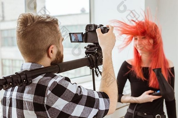 视频生产拍摄广告内容社会网络操作符工作相机肩膀显示女孩镜头