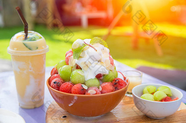 夏天水果冰奶昔水果甜蜜的bingsu好健康的很酷的