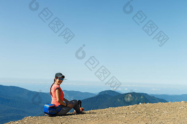 照片女孩太阳镜坐着边缘山
