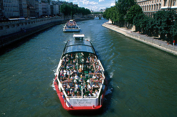 游客船他的河巴黎法国