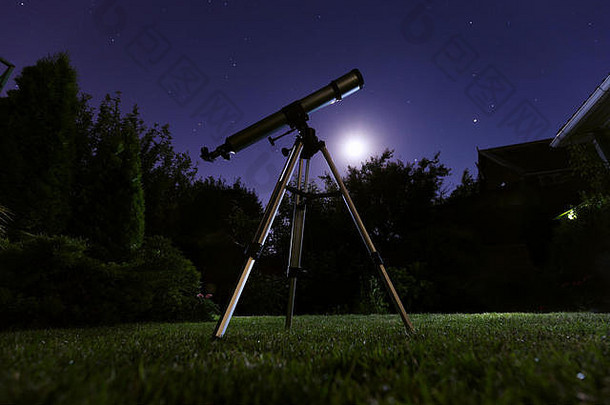 望远镜站后院晚上天空背景天文学星星观察概念