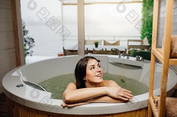 女人水疗中心一天时刻现代浴室在室内放松首页热浴缸浴在室内极可意水流按摩浴缸浴缸休闲活动护理身体现在