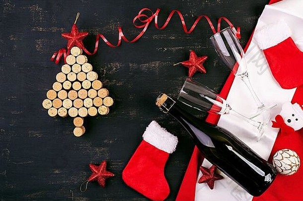 一年装饰圣诞节树使酒软木塞瓶香槟圣诞节背景前视图