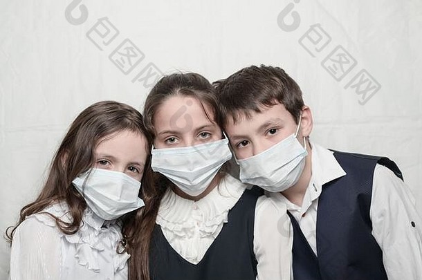冠状病毒科维德疫情爆发健康护理概念家庭孩子们学校统一的穿医疗面具