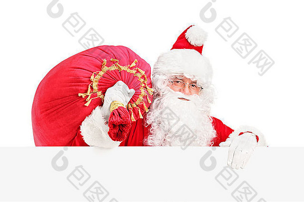 圣诞老人老人携带袋摆姿势空白广告牌孤立的白色背景