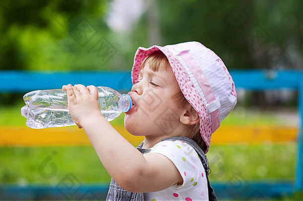 年婴儿饮料塑料瓶公园