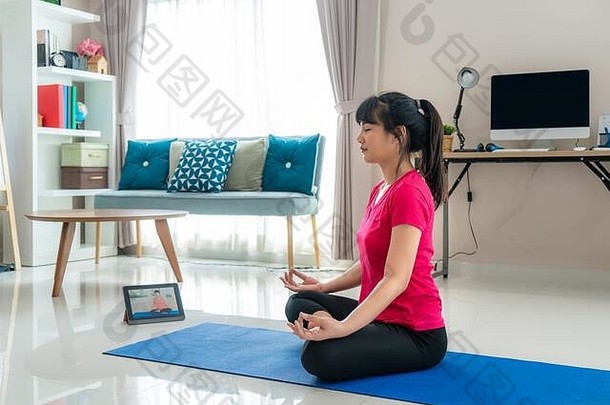 亚洲女人使瑜伽锻炼一步电脑中午锻炼休息时间转播画面视频类数字平板电脑
