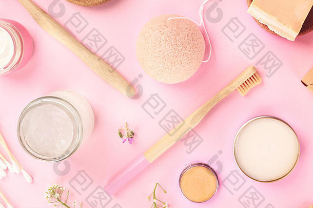塑料浪费化妆品平躺粉红色的背景竹子牙刷棉花拭子魔芋海绵自然有机产品