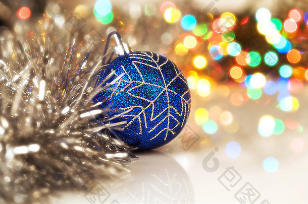 色彩斑斓的圣诞节球一年的灯散景背景