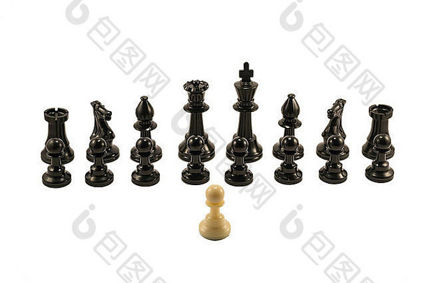 白色兵站前面对齐黑色的国际象棋块
