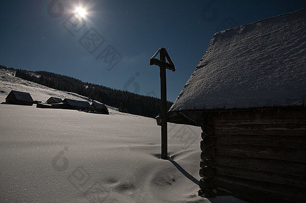 房子牧羊人高山牧场晚上冬天喀尔巴阡山乌克兰