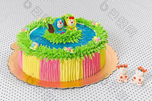 哆<strong>啦</strong>a梦岛美丽的色彩斑斓的生日蛋糕特殊的一天