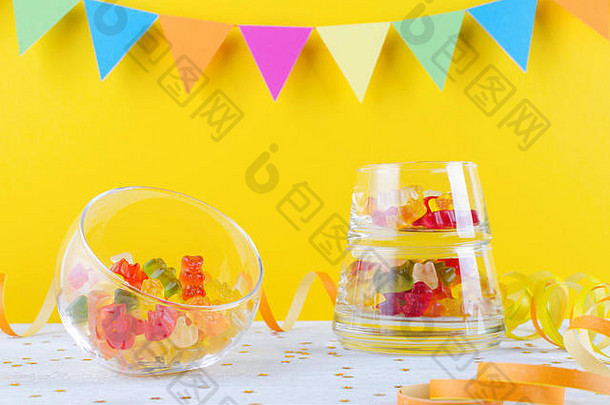 果冻糖果玻璃碗黄色的聚会，派对背景