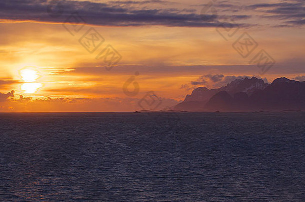 <strong>午夜太阳</strong>风景优美的罗弗敦群岛岛屿挪威