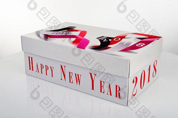 白色鞋盒子快乐一年单词白色表格反射剪裁路径盒子
