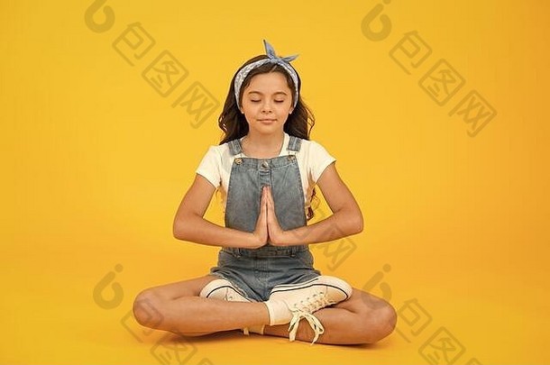 冷静瑜伽冥想孩子冥想健康的构成小女孩享受冥想实践正念冥想浓度