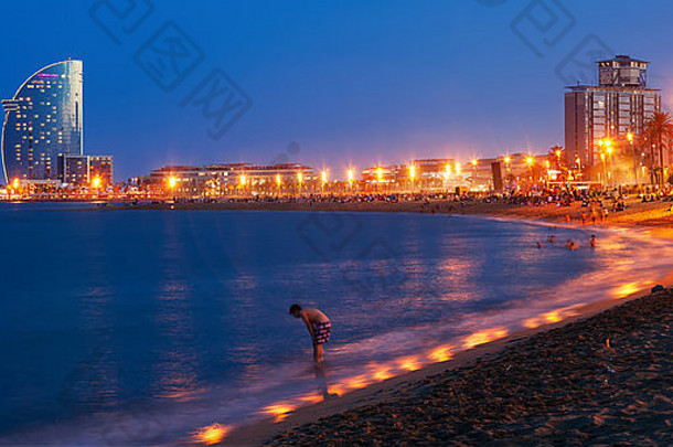 巴塞罗那海滩夏天晚上巴塞罗那西班牙