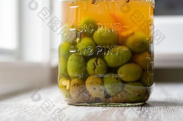 腌制橄榄香料玻璃Jar木表格
