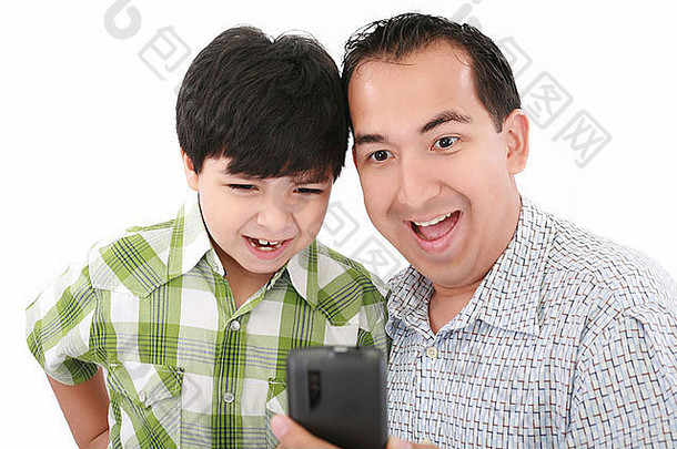 年轻的父亲儿子惊讶读移动电话短信