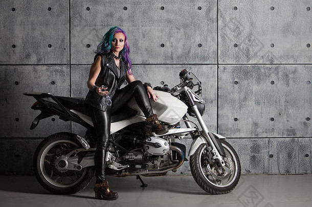骑摩托车的人小鸡前面摩托车美丽的<strong>评审</strong>年轻的女人皮革衣服彩色的头发