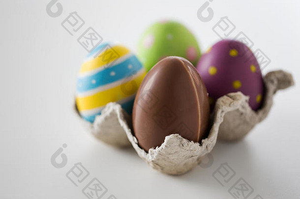 关闭巧克力彩色的复活节鸡蛋