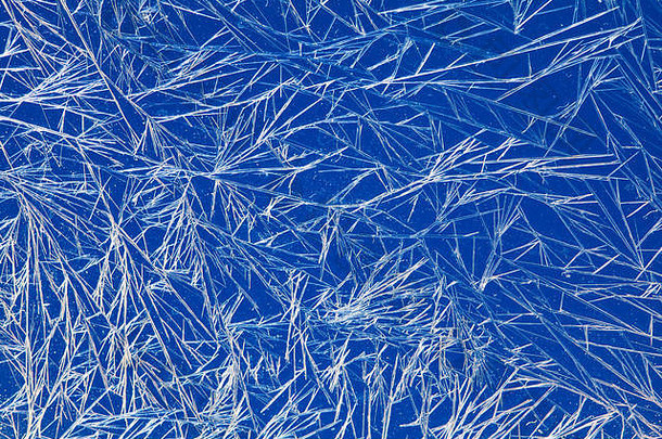 冰花冻蓝色的窗口背景宏视图摄影霜变形模式冷冬天天气圣诞节概念