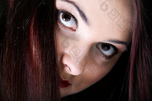 女人化妆涵盖了部分脸长黑暗直头发