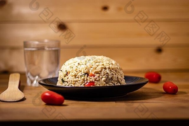 开胃的健康的棕色（的）大米蔬菜木背景