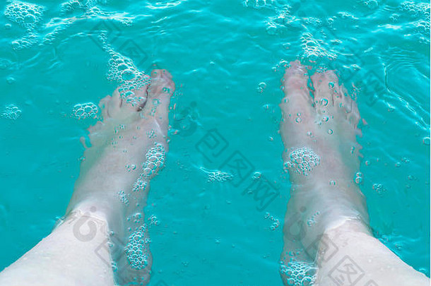 腿温暖的蓝色的水游泳池夏天假期