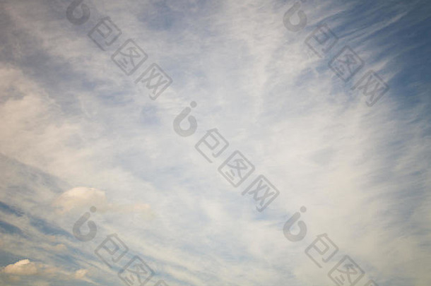蓝色的多云的天空背景日落自然纹理