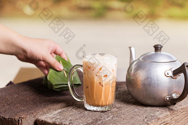 泰国冰茶牛奶喝饮料服务甜点表格当地的泰国风格早餐