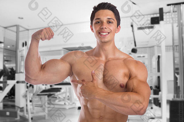肌肉肱二头肌健美运动员健身健身房弯曲强大的肌肉发达的年轻的男人。健身工作室