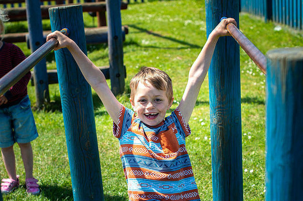 英俊的男孩多动症自闭症埃斯博格综合症并发症状享受玩公园美丽的萨默斯一天活跃的特伦特姆花园
