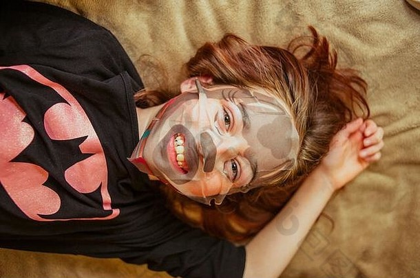 女孩使脸面具女孩年年面部护理快乐女孩使纤维素面具