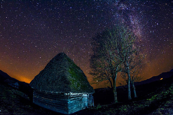 乳白色的明星形成清晰的晚上被遗弃的村乡村结构罗马尼亚秋天树