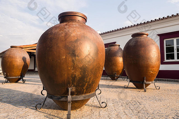 巨大的粘土酒容器alentejo地区葡萄牙