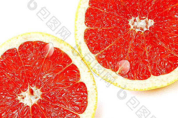 片红色的多汁的葡萄柚水滴孤立的白色